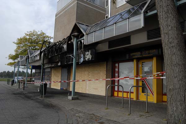 Een ramkraak heeft veel schade aangericht bij Domino's Pizza bij De Berg. foto Wijnand Nijs